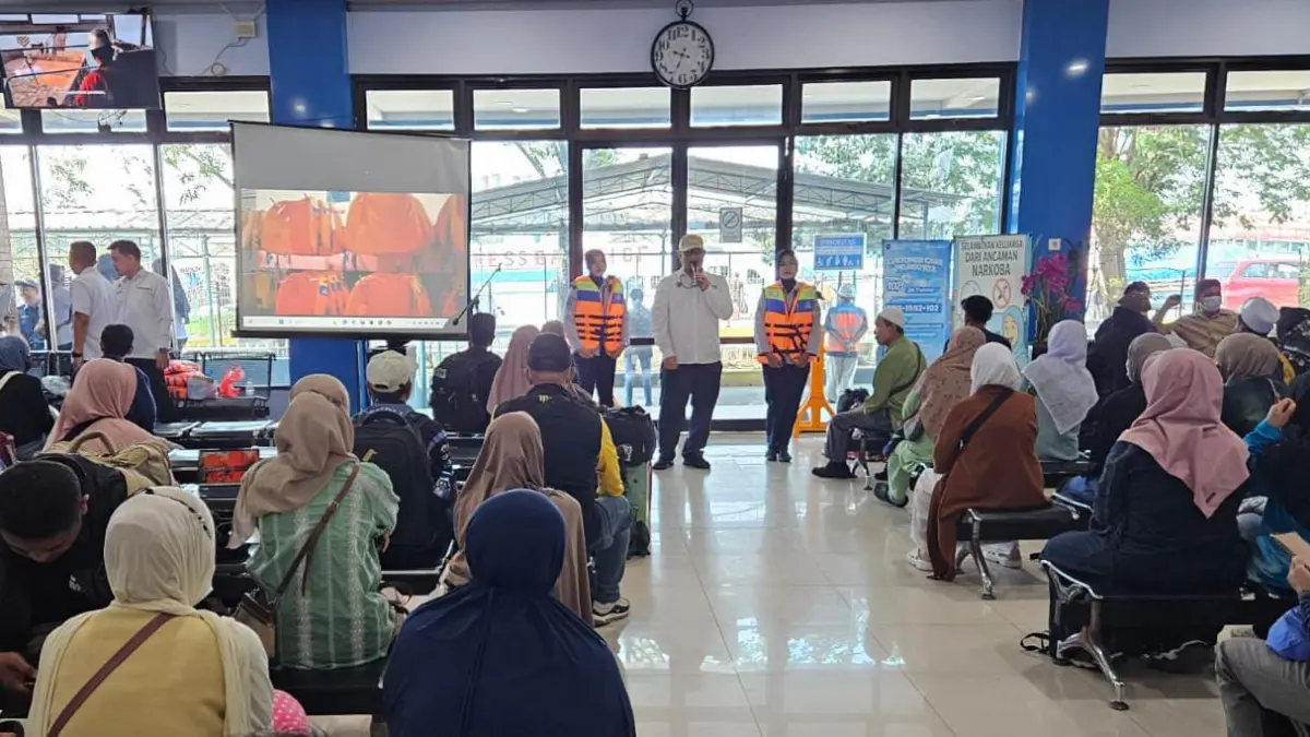 PRAKTEK LANGSUNG : Poltekpel Surabaya dan KSOP Gresik melatih langsung  penumpang menggunakan pelampung. (Foto : Ist/Radar Gresik)