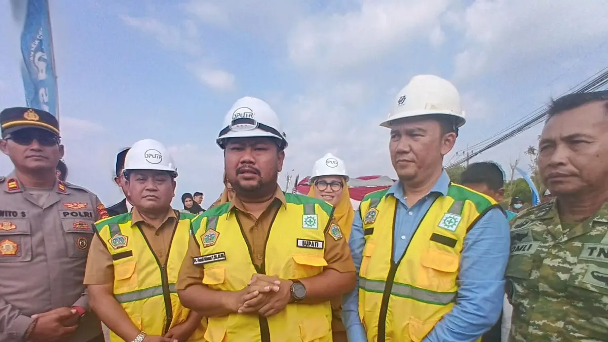 RESMIKAN : Bupati Gresik Fandi Akhmad Yani di Desa Ngimboh, Kecamatan Ujungpangkah, Kabupaten Gresik. (Foto : Fajar/Radar Gresik)