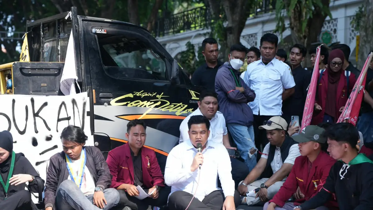 AUDIENSI : Aliansi Mahasiswa Gresik audiensi bersama Bupati Gresik dan Ketua DPRD Gresik. (Foto : Fajar/Radar Gresik)