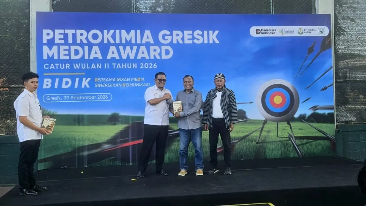Direktur Manajemen Risiko Petrokimia Gresik, Ihwan Fahrurrozi menyerahkan cinderamata buku Mahabarata yang dia tulis kepada Ketua PWI Gresik dan Ketua KWGe.