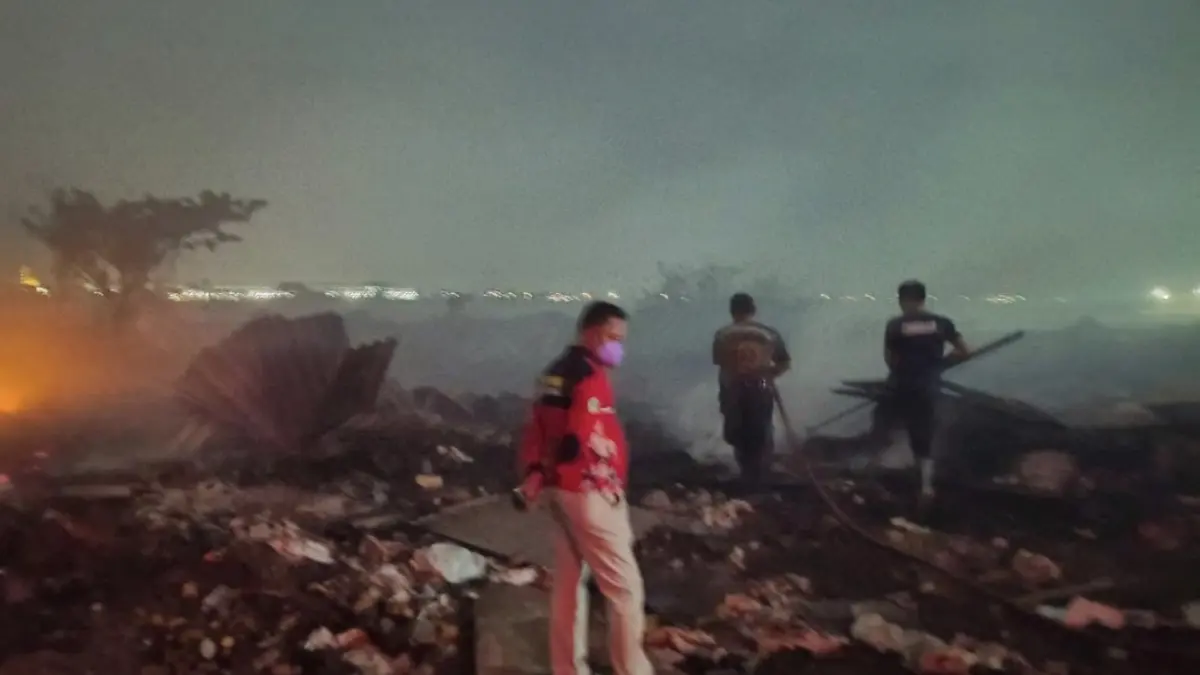 MEMADAMKAN : Petugas Damkar Gresik saat melakukan pemadaman api. (Foto : Ist/Radar Gresik)
