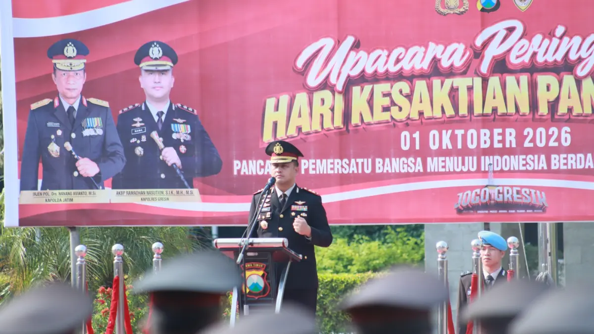 PIMPIN UPACARA : Kapolres Gresik AKBP Ramadhan Nasution saat memimpin langsung Upacara Hari Kesaktian Pancasila 2026 di Mapolres Gresik. (Foto : Ist/Radar Gresik)
