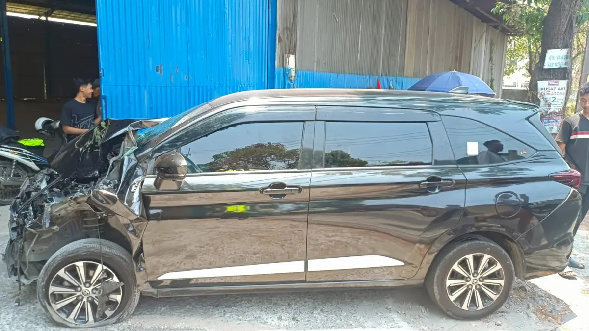 RINGSEK : Kondisi kendaraan mobil Avanza hitam terlihat ringsek usai terlibat kecelakaan dengan truk box di Jalan Raya Randegansari, Kecamatan Driyorejo, Gresik. (Foto : Ist/Radar Gresik)