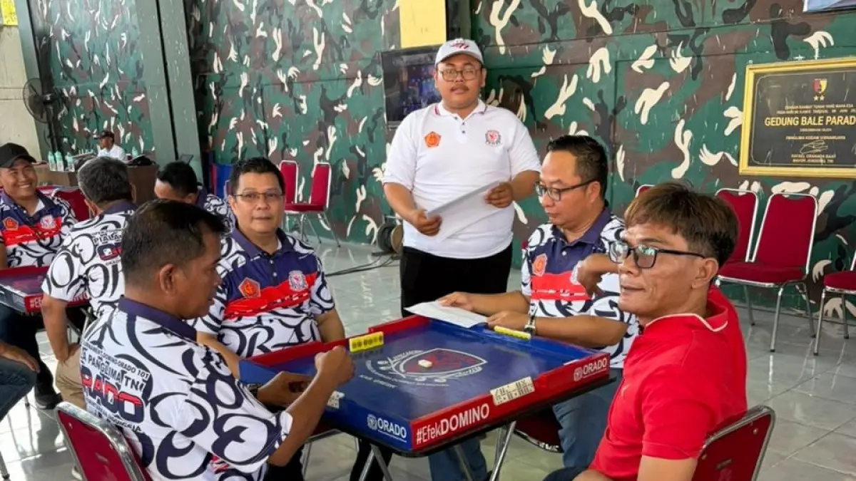 SINERGI ERAT : Pemimpin Bank Jatim Cabang Gresik, Bapak Abdullah Basid (Sebelah kanan juri), turut hadir dan meramaikan ajang Open Tournament Domino ORADO Piala Panglima TNI dalam rangka HUT ke-81 TNI di Makodim 0817/Gresik. (IST/ RADAR GRESIK)