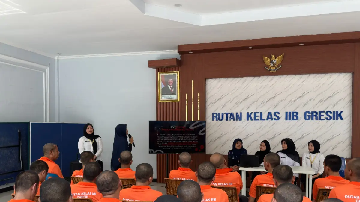 EDUKASI : Peserta MagangHub, dan Tim Klinik Pratama Rutan Kelas IIB Gresik saat memberikan edukasi cegah penyakit menular dan berikan pelayanan kesehatan kepada warga binaan. (Foto : Ist/Radar Gresik)