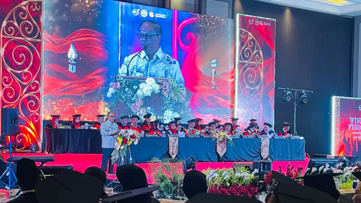 WAWASAN BERHARGA : Prof. Dr. Ir. Marsudi Wahyu Kisworo, IPU. (Dewan Pengarah BRIN sekaligus Guru Besar AI Pertama di Indonesia) hadir pada Wisuda ke-X UISI untuk menyampaikan orasi ilmiah. Dalam pesannya, beliau menyoroti peran kecerdasan buatan (AI) di era modern serta strategi menghadapi perubahan dunia kerja yang kini didominasi oleh teknologi tersebut. (NOVIA/ RADAR GRESIK)
