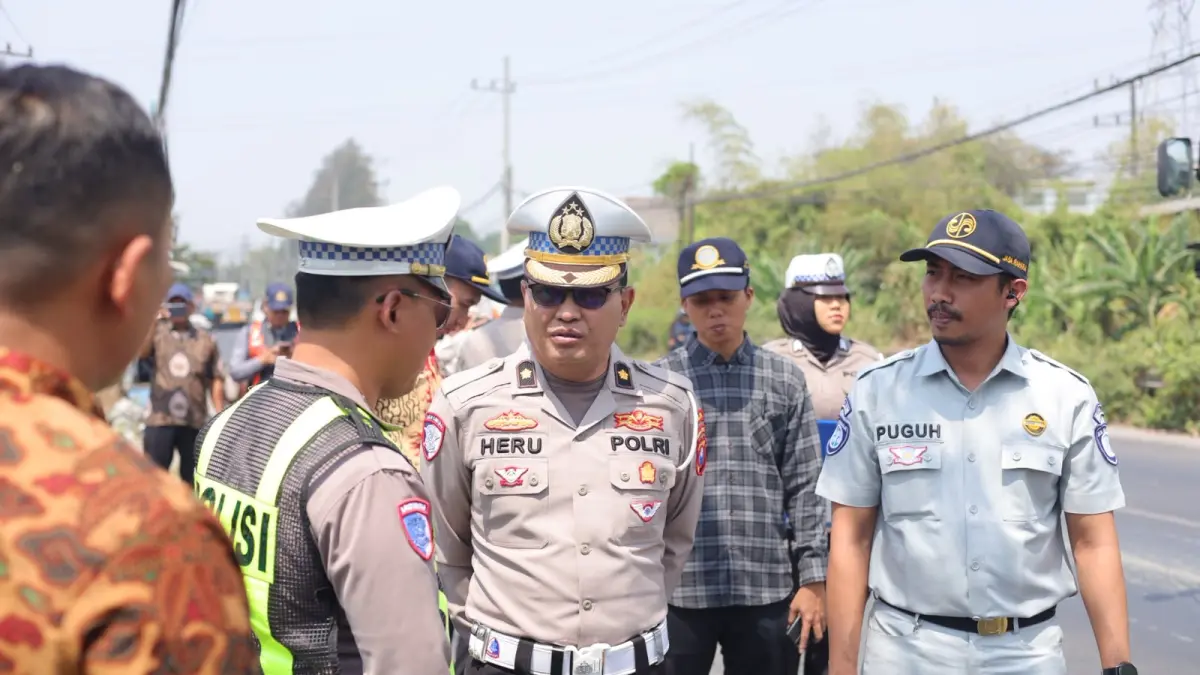 DICEK LANGSUNG : Satlantas Polres Gresik bersama Tim Audit dan Inspeksi Subdit Kamsel Ditlantas Polda Jawa Timur serta sejumlah instansi terkait melakukan survei dan analisis terhadap kondisi ruas Jalan Raya Krikilan Driyorejo, Gresik.