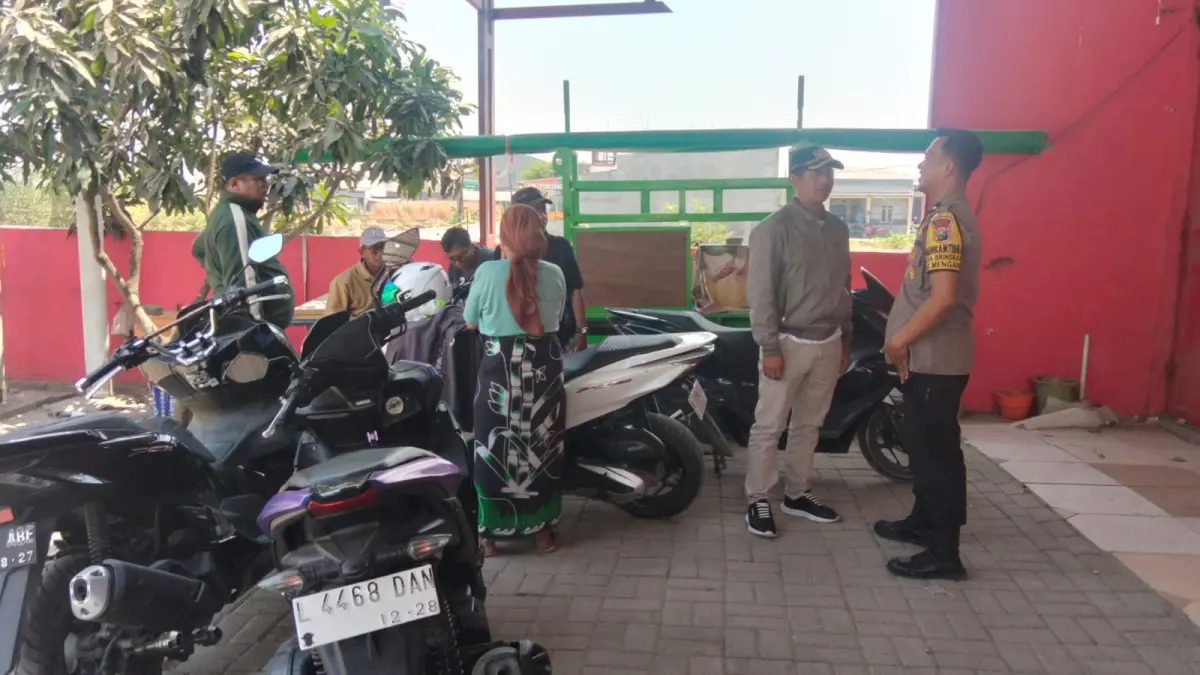 OLAH TKP : Petugas kepolisian terlihat melakukan olah TKP di Desa Randupadangan, Kecamatan Menganti, Gresik. (Foto : Ist/Radar Gresik)