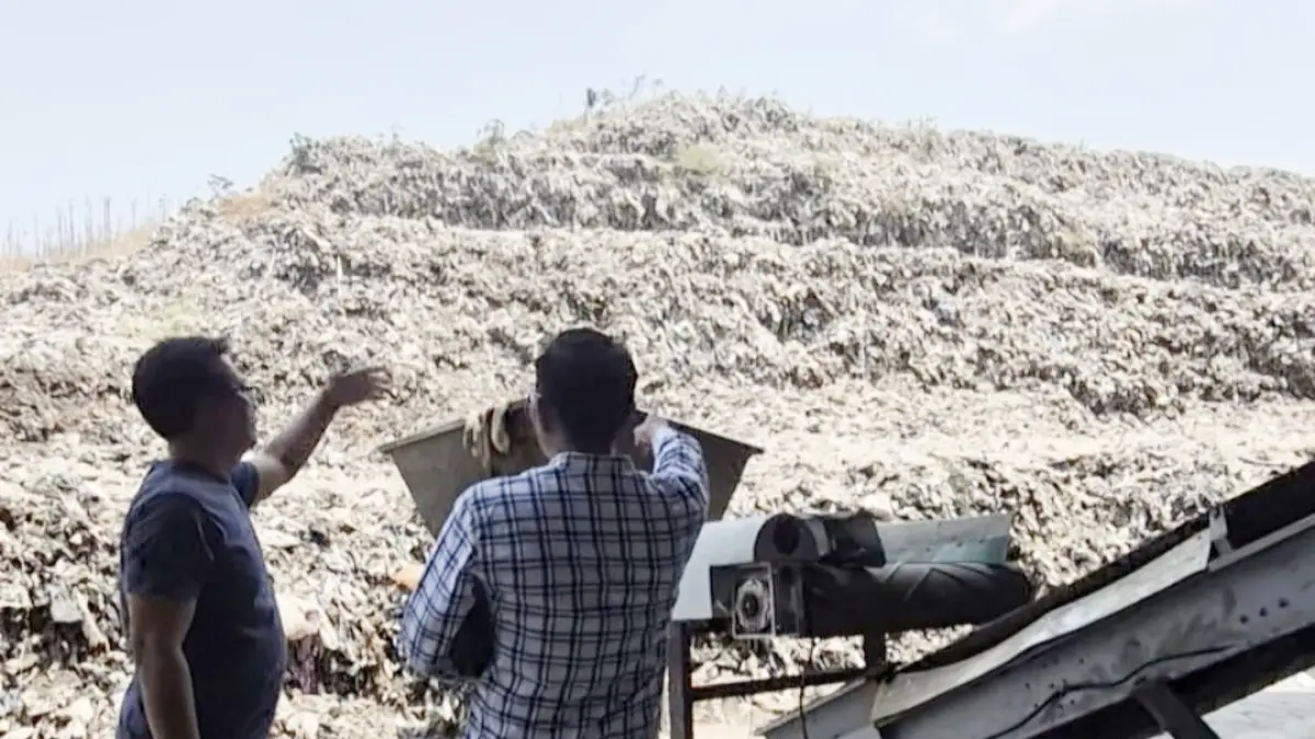 Wakil Ketua Komisi III DPRD Gresik Abdullah Hamdi saat mengunjungi TPST Ngipik. (Foto : Fajar/Radar Gresik)