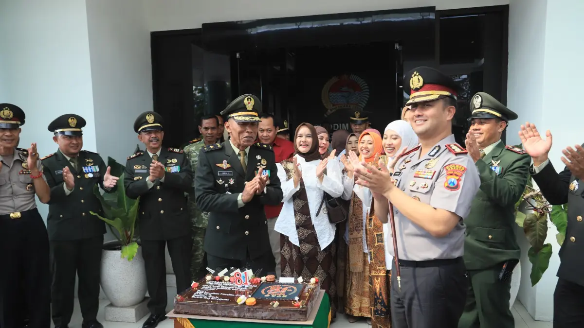 BERI KEJUTAN : Kapolres Gresik AKBP Ramadhan Nasution beserta jajarannya saat memeberi kejutan anggota Kodim 0817/Gresik dengan membawa tumpeng dan kue peringati HUT TNI ke-81. (Foto ; Yudhi/Radar Gresik)