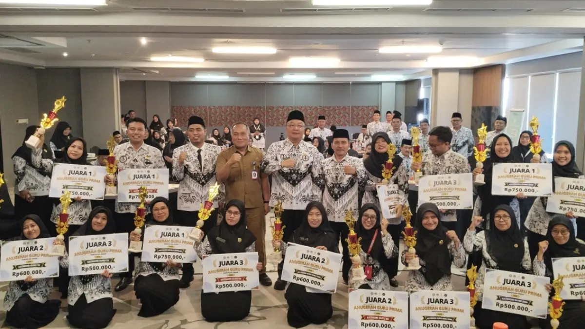 Para peraih Anugerah Guru Prima berfoto bersama wabup Gresik, Kacabdin, Kadispendik, dan Ketua PGRI Gresik. (Foto : Riri/Radar Gresik)