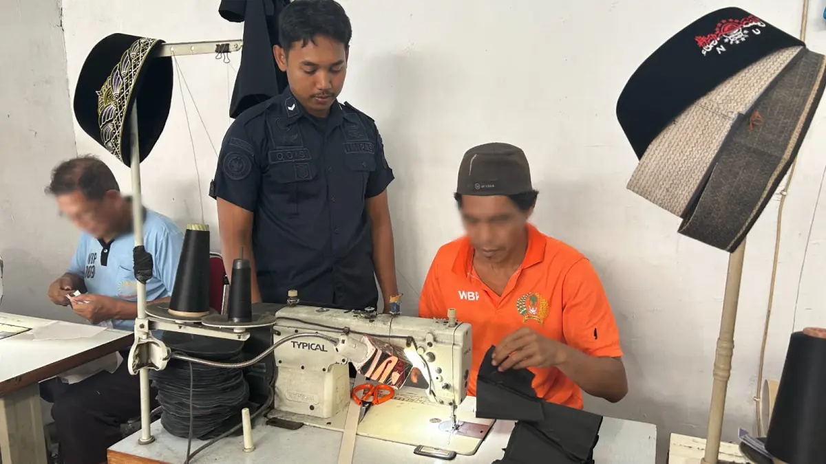 TERAMPIL : Petugas Rutan Kelas IIB Gresik saat melakukan pendampingan warga binaan saat membuat songkok. (Foto : Yudhi/Radar Gresik)