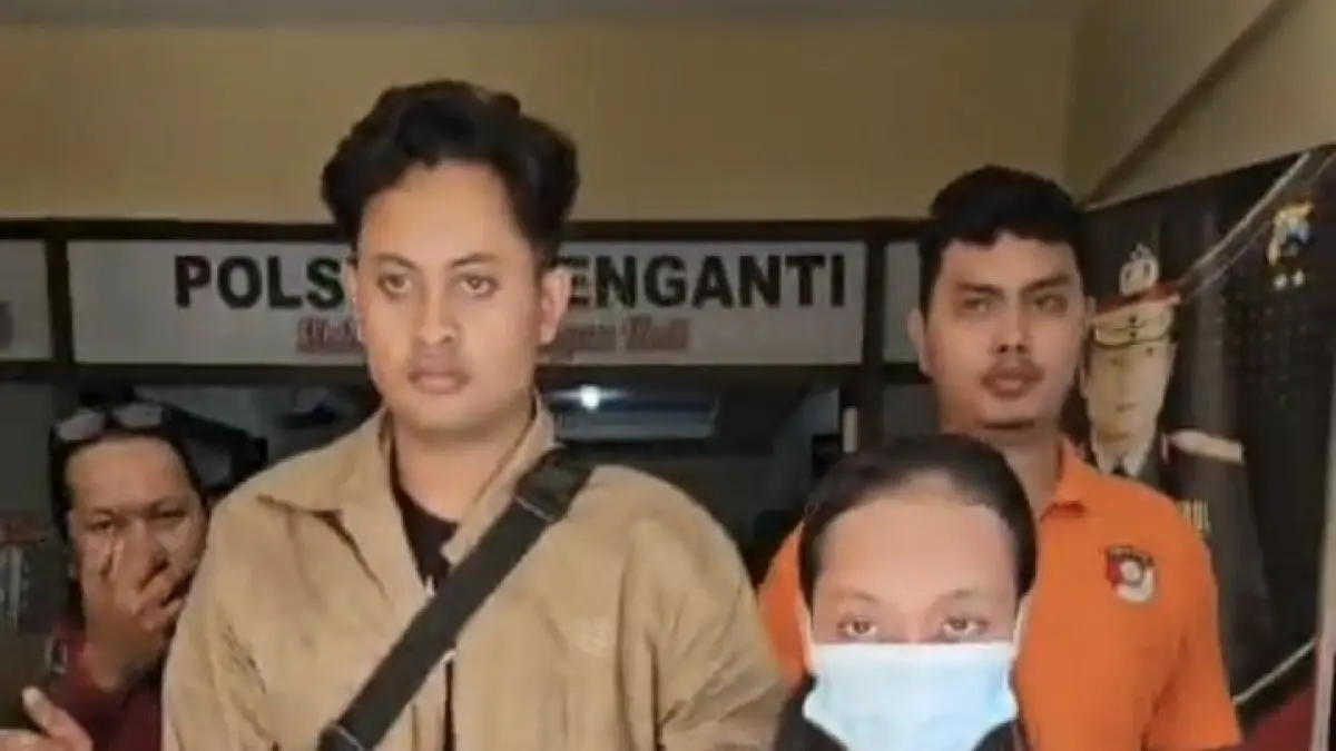DIAMANKAN : Terduga pelaku pembunuhan inisial IR saat diamankan anggota Satreskrim Polres Gresik. (Foto : Ist/Radar Gresik)