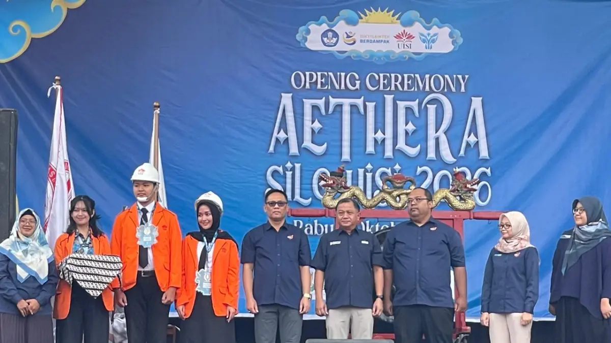 SIMBOL KUAT SEBAGAI UNIVERSITAS INDUSTRI : Rektor UISI, Dr. Eka Ananta Sidharta, S.E., M.M., Ak., CA., CFrA., CBV bersama perwakilan PT Semen Indonesia dan pengurus SIG Foundation mengabadikan momen bersama perwakilan mahasiswa baru usai prosesi penyematan safety helmet dalam rangkaian PKKMB Silo Aethera UISI 2026. (NOVIA/ RADAR GRESIK)