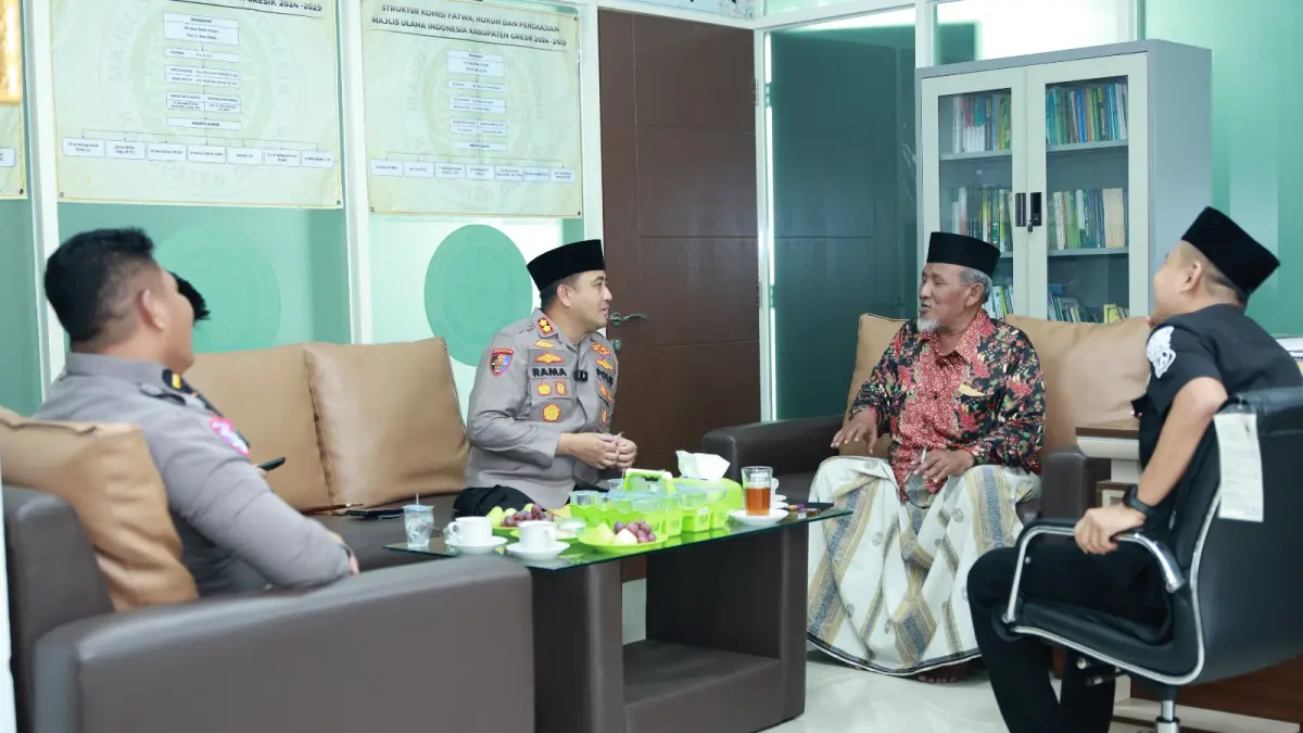 SILATURAHMI: Kapolres Gresik AKBP Ramadhan Nasution saat silaturahmi ke MUI Gresik. (Foto : Yudhi/Radar Gresik)