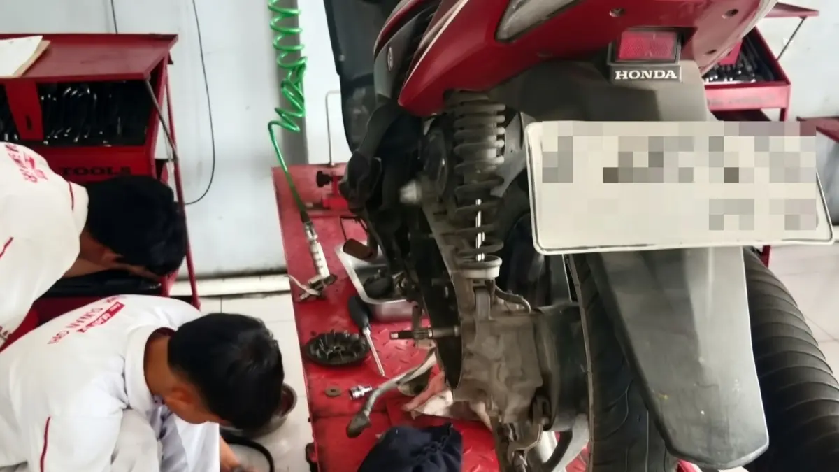 Bersiap : Bengkel di SMK Sunan Giri menganti siap memberikan service motor gratis.&nbsp;(Foto : Dok/Radar Gresik)