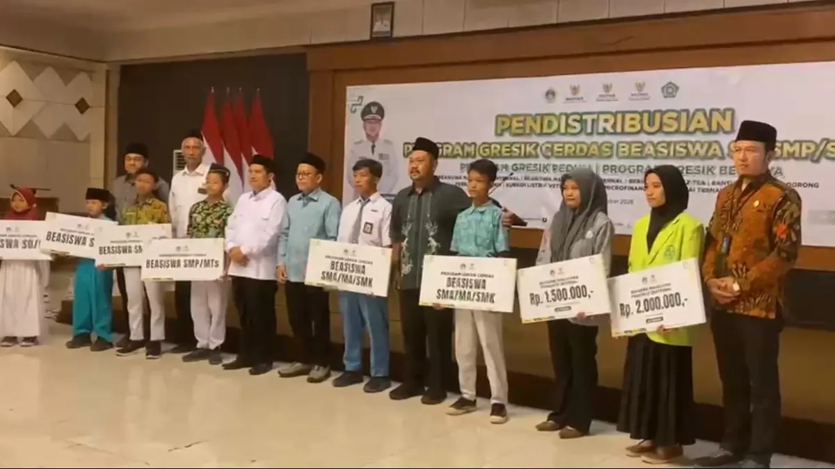 PENGUATAN KEEJAHTERAAN : Pemkab Gresik bersama BAZNAS (RI, Provinsi Jatim, dan Kabupaten) resmi menyalurkan bantuan sosial dan pendidikan melalui program Gresik Cerdas, Gresik Peduli, dan Gresik Berdaya, Rabu (8/10). (NOVIA/ RADAR GRESIK)