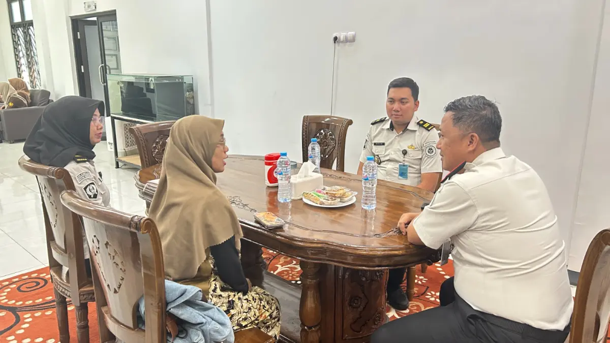 BERSINERGI: Kepala Rutan kelas IIB Gresik Dhimas Isdwiyono didampingi Kepala Sub Seksi Pengelolaan Ryan Wilda Faraby saat berkoordinasi dengan pihak kampus UNESA terkait program magang mahasiswa dan kegiatan edukasi di lingkungan pemasyarakatan. (Foto : Yudhi/Radar Gresik)