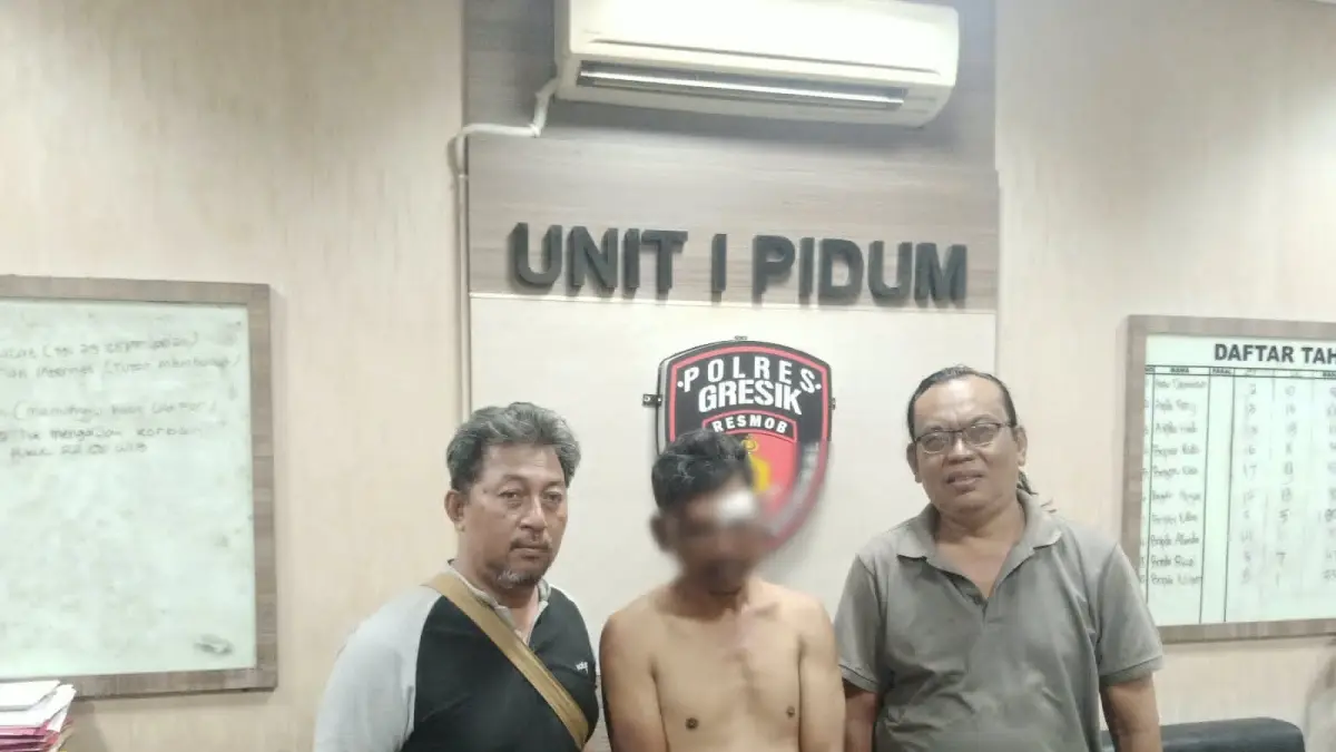 DIAMANKAN : Tersangka curanmor inisial saat diamankan di Mapolsek Panceng, Gresik. (Foto : Ist/Radar Gresik)