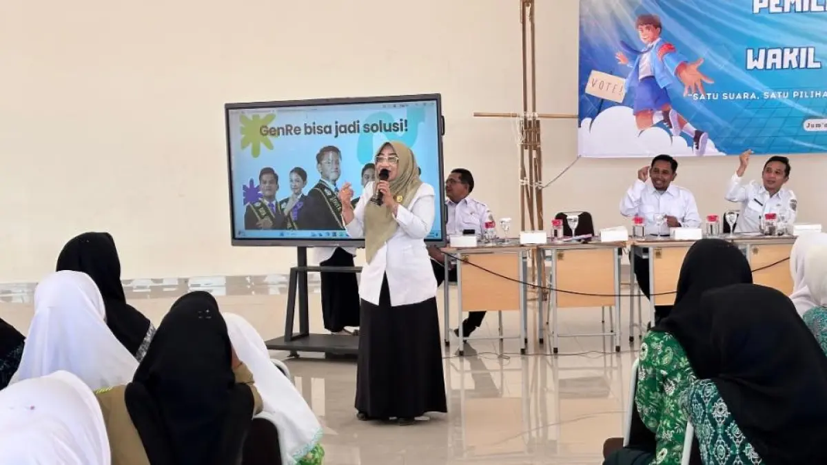 SOSIALISASI : Kepala Dinas KBPPPA Gresik, dr Titik Ernawati saat sosialisasi terkait kekerasan dalam rumah tangga. (Foto : Fajar/Radar Gresik)