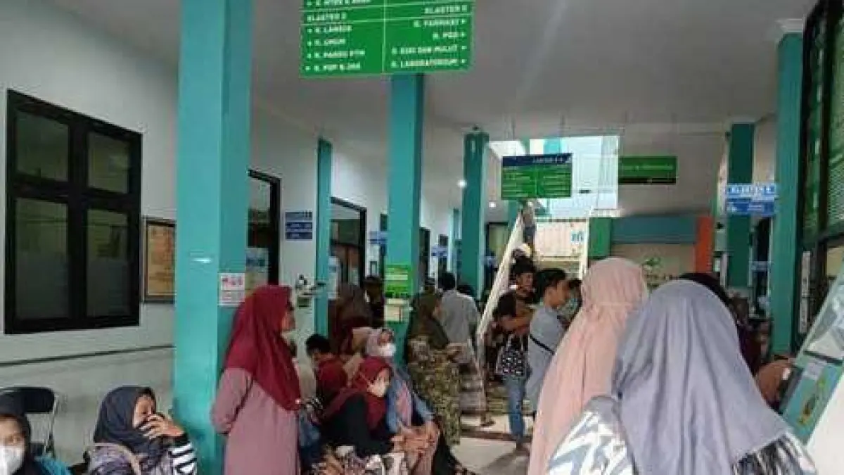 Waspada : Para warga yang sedang periksa di rumah sakit di Gresik. (Foto : Dok/Radar Gresik)