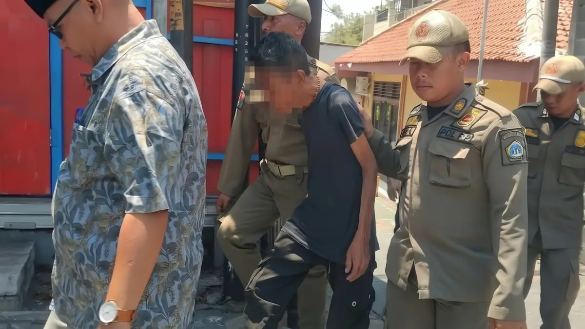 DIAMANKAN : Dinsos Gresik mengamankan ODGJ BAB sembarangan diamankan. (Foto : Fajar/Radar Gresik)