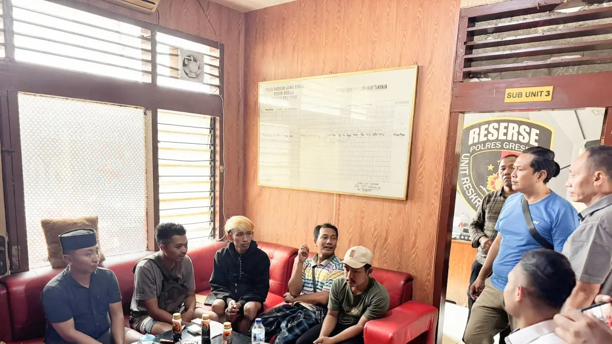 TERIMA ADUAN : Polres Gresik saat menindaklanjuti aduan masyarakat terkait kelangkaan BBM di beberapa SPBU di Gresik. (Foto : Ist/Radar Gresik)