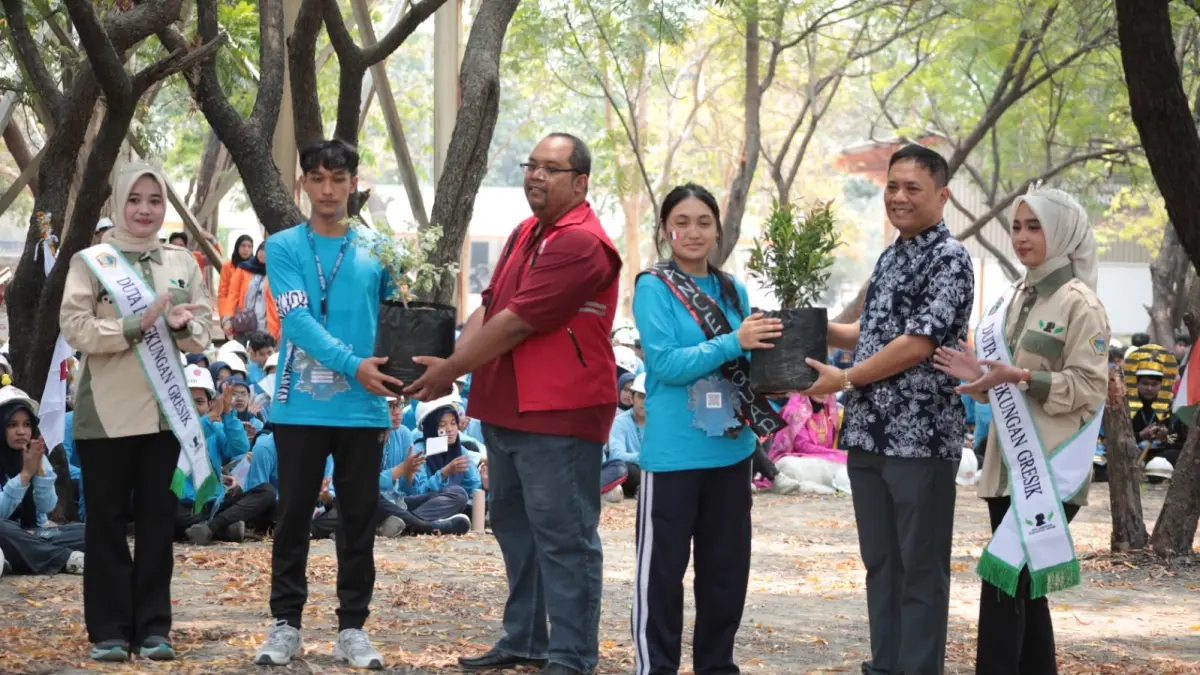 KOMITMEN HIJAU : Hari kedua PKKMB Silo Aethera 2026, Kamis (08/10) didampingi oleh Rektor UISI, Dr. Eka Ananta Sidharta, S.E., M.M., Ak., CA., CFrA., CBV, (dua dari kanan) mengisi kegiatan orientasi kampus dengan Parade Maba, penanaman pohon buah, serta edukasi kepedulian lingkungan melalui materi Green Movement bersama Duta Lingkungan Gresik, ada juga agenda outbound yang mengasah kekompakan dan kerja sama tim Generasi AETHERA.