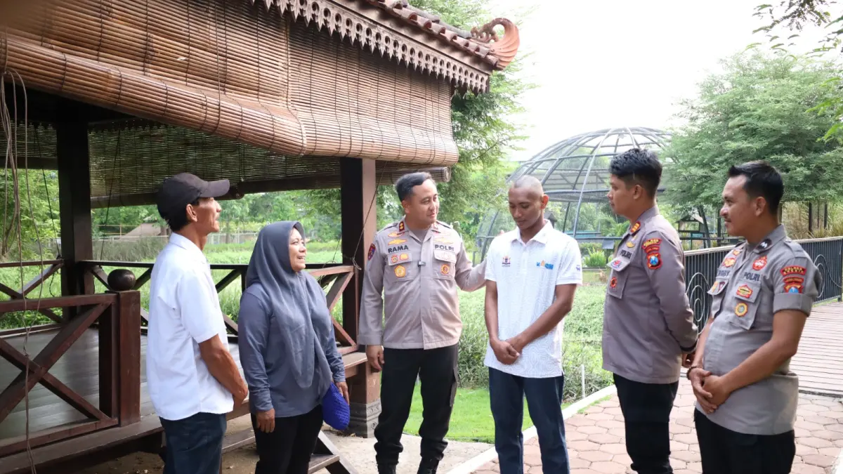 DIPULANGKAN : Kapolres Gresik AKBP Ramadhan Nasution didampingi Ipda Purnomo saat memulangkan Wahyu kepada keluarganya di Kecamatan Menganti, Gresik. (Foto : Yudhi/Radar Gresik)