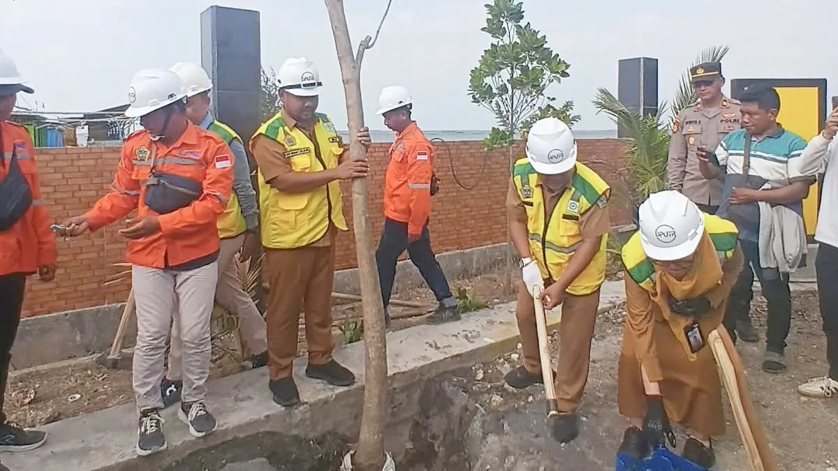 PENANAMAN : Bupati Gresik, Fandi Akhmad Yani saat penanaman pohon di kawasan Jembatan Cabean, Desa Ngemboh, Kecamatan Ujungpangkah, Gresik. (Foto : Fajar/Radar Gresik)