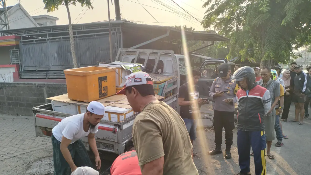 DIEVAKUASI : Anggota Polsek Manyar dan petugas medis saat mengevakuasi korban kecelakaan di di Jalan Raya Maduran, Kecamatan Manyar, Gresik. (Ist/Radar Gresik)