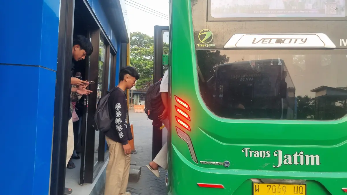 MENIKMATI : Warga Gresik saat menikmati layanan bus Trans Jatim di terminal Bunder Gresik. (Foto : Fajar/Radar Gresik)