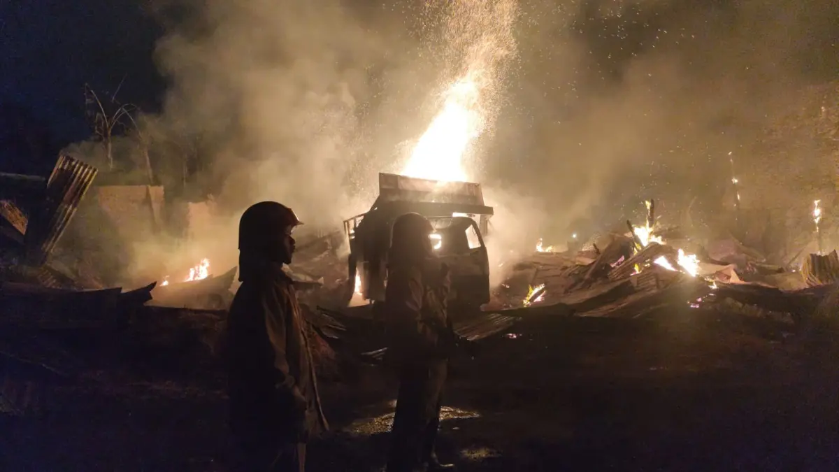 PEMADAMAN : Petugas Damkar Gresik saat melakukan pemadaman kebakaran Gudang serbuk, dua rumah dan Truk ikut terbakar di Desa Kembangan, Kecamatan Kebomas, Gresik. (Foto : Ist/Radar Gresik)