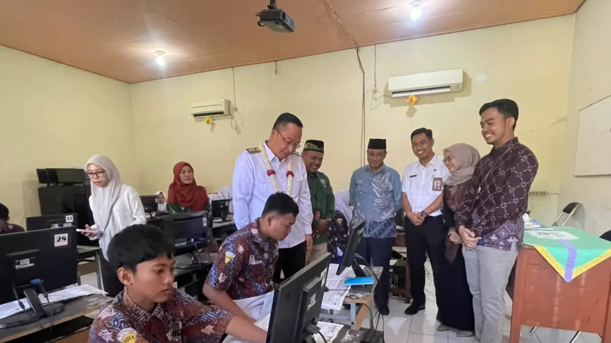 Wakil Bupati Gresik, dr. H. Asluchul Alif (Dokter Alif), hadir langsung meninjau semangat para siswa di SMP YPI Darussalam 1 Cerme. (Foto : Novia/Radar Gresik)