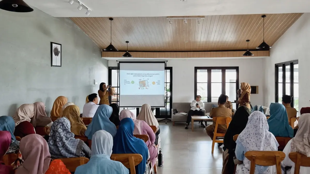 MEMAPARKAN : Kepala Bidang (Kabid) Pendataan Pajak Daerah di BPPKAD Kabupaten Gresik, Almira Hadiani S.H, M.M saat memaparkan materi e-katalog kepada UMKM di Gresik. (Foto : Ist/Radar Gresik)