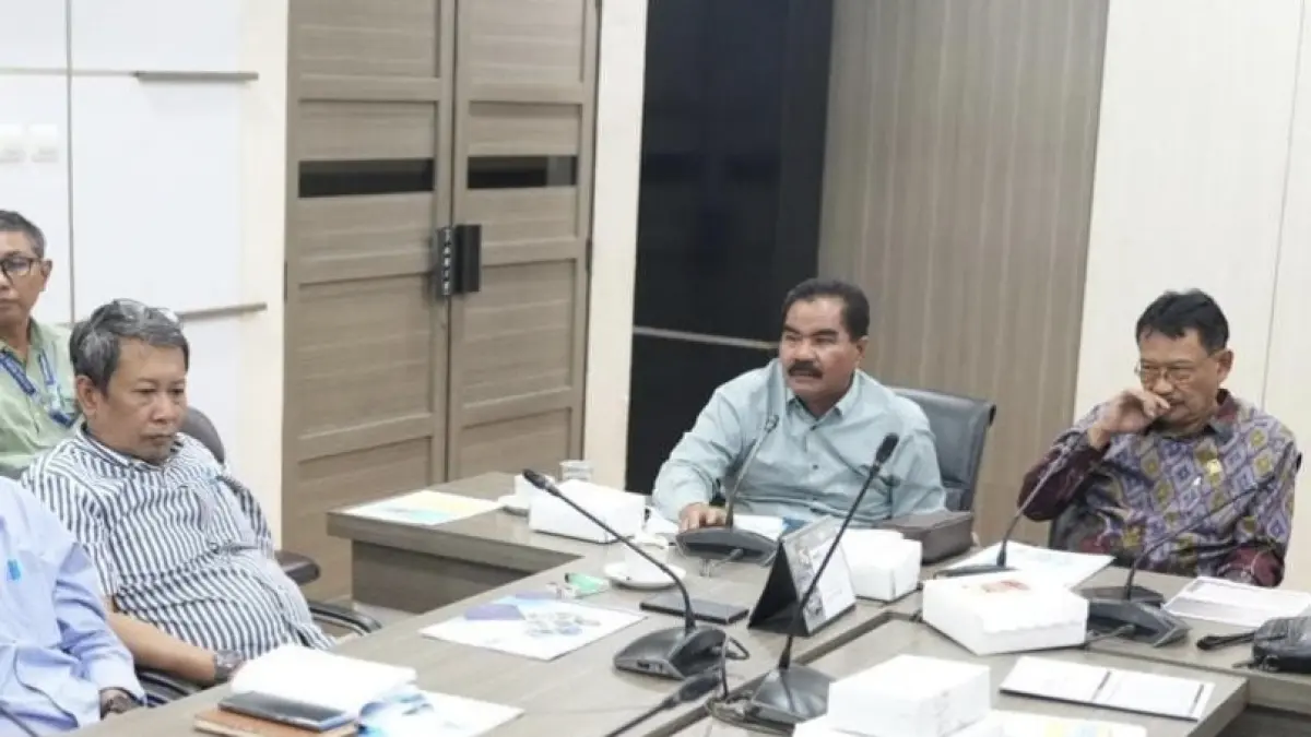 HEARING : Direktur Utama Perumda Giri Tirta Gresik Kurnia Suryandi saat hearing bersama Komisi II DPRD Gresik. (Foto : Fajar/Radar Gresik)