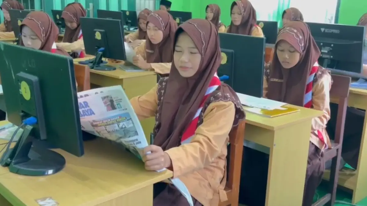 KONSEN : Para siswa yang konsen saat mengerjakan soal di Sinau Bareng Bupati dan Wakil Bupati Gresik 2026. (Foto : Fajar/Radar Gresik)