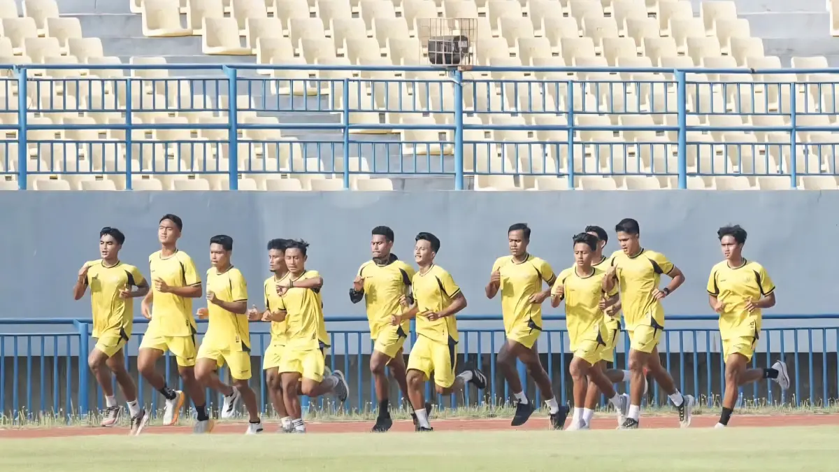 LATIHAN : Pemain Gresik United saat latihan untuk matangkan tim. (Foto : Dok/Radar Gresik)