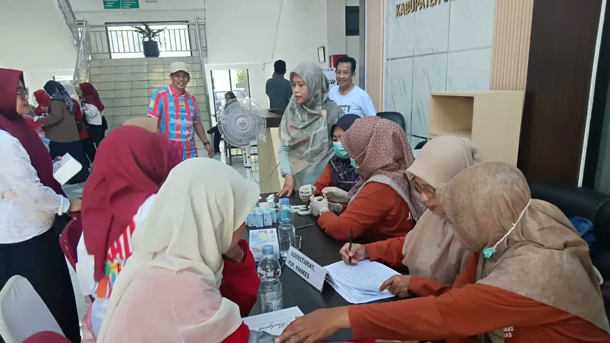 MENINJAU : Kabid Kesehatan Masyarakat Dinkes Gresik, dr. Anik Luthfiyah saat meninjau tes kebugaran dan skrining kesehatan di Kantor Dinkes Gresik. (Foto : Fajar/Radar Gresik)