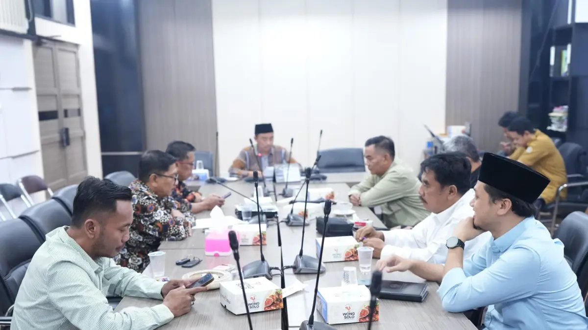 RAPAT : Bapemperda Gresik saat melakukan rapat bersama komisi-komisi DPRD Gresik. (Foto : Fajar/Radar Gresik)