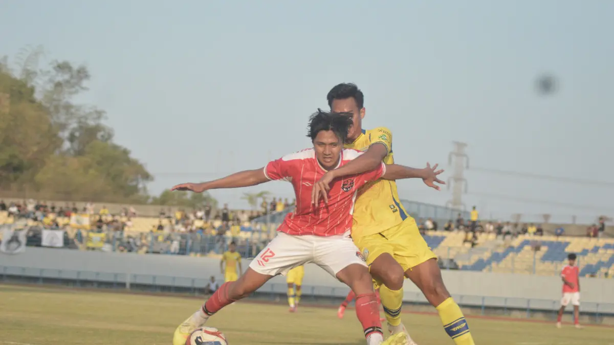 FOKUS : Pemain Gresik United fokus berebut bola dari pemain Persekat Tegal di Gejos Gresik. (Foto : Ist/Radar Gresik)