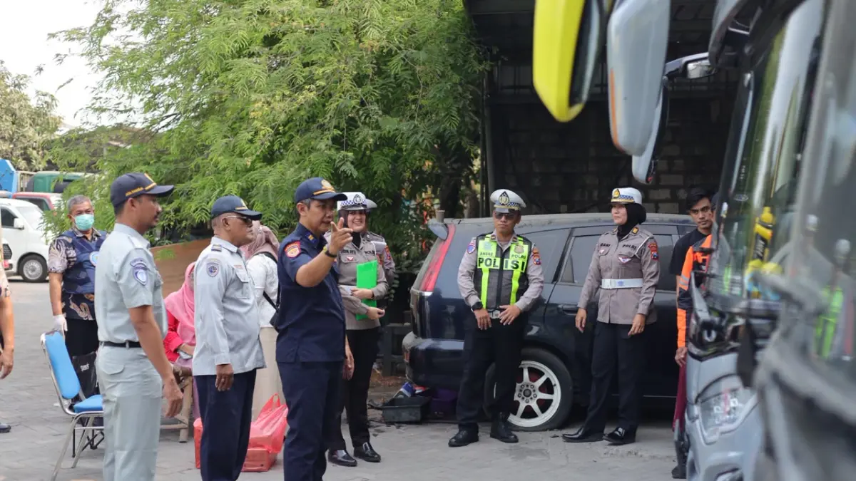 Pastikan Keamanan Angkutan Wisata, Satlantas Polres Gresik dan Polda Jatim Gelar Rampcheck Bus