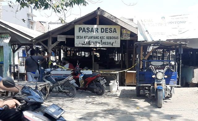 LOCKDOWN: Tim satgas Covid 19 Gresik terpaksa menghentikan operasional pasar Kedanyang setelah hasil rapied tes puluhan pedagang reaktif. (MUHAMMAD FIRMANSYAH/RADAR GRESIK)