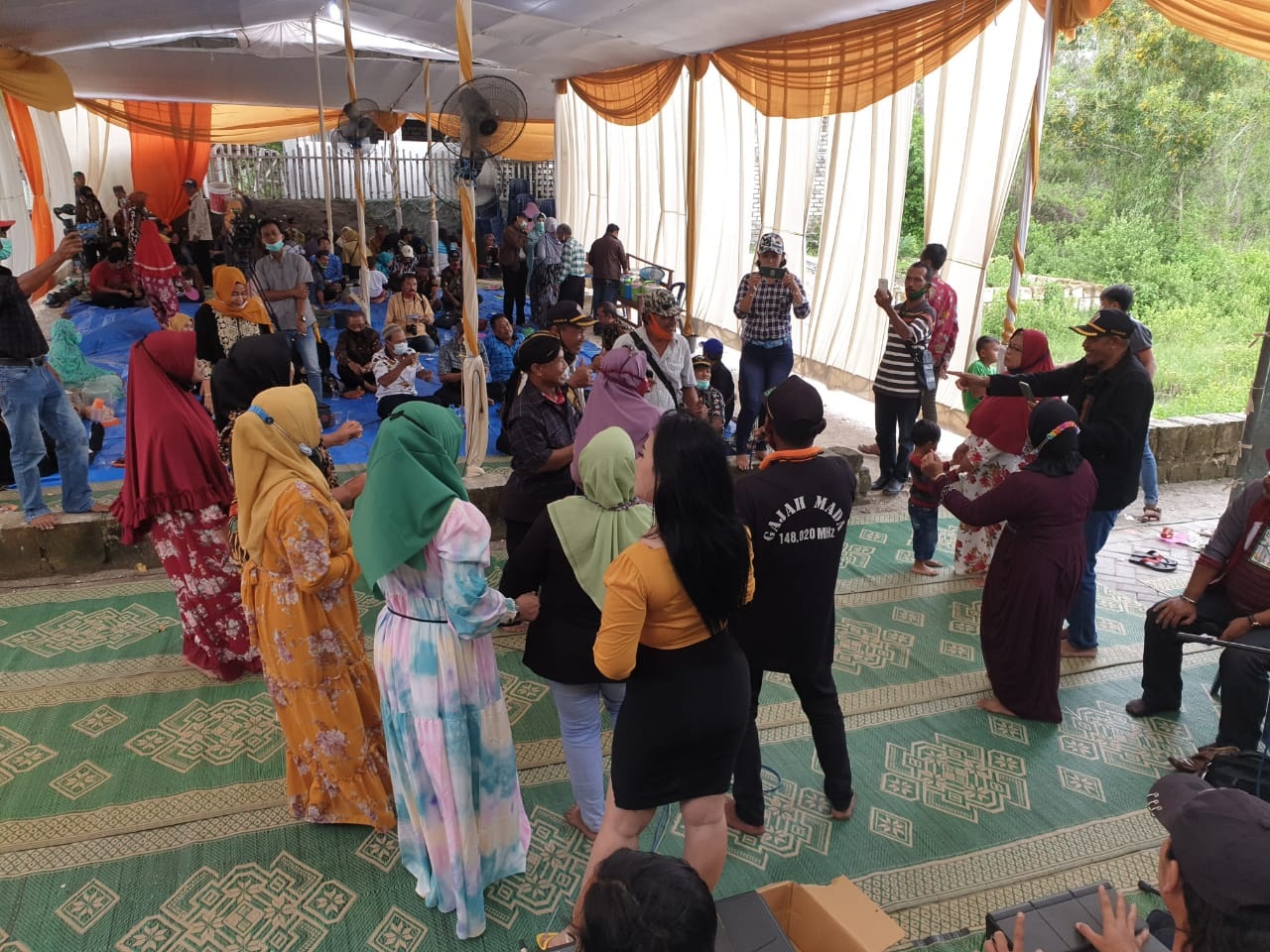 : Anggota gabungan Polsek Ujungpangkah bubarkan resepsi pernikahan yang dimeriahkan hiburan elekton. (Yudhi/radar Gresik)