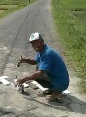 DISOROT: Salah satu warga saat membangun polisi tidur di Jalan Lingkar Bawean beberapa waktu lalu.