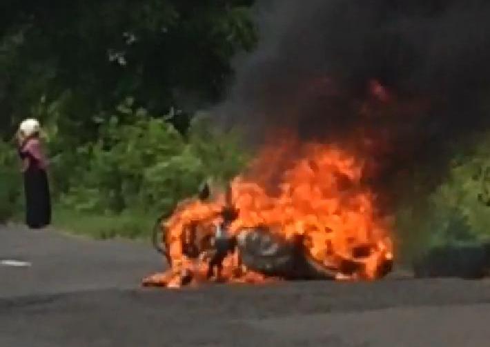 Sebuah sepeda motor Honda Scoopy warna putih hangus terbakar di Jalan Raya Desa Karangrejo, Kecamatan Ujungpangkah. (Istimewa/Radar Gresik)