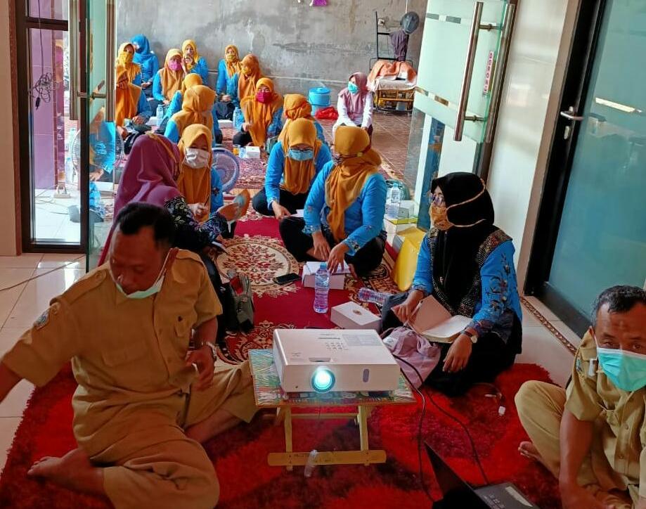 : Kader TB Aisyiyah Gresik kunjungan ke keluarga pasien TB di Gresik (Fajar/Radar Gresik)