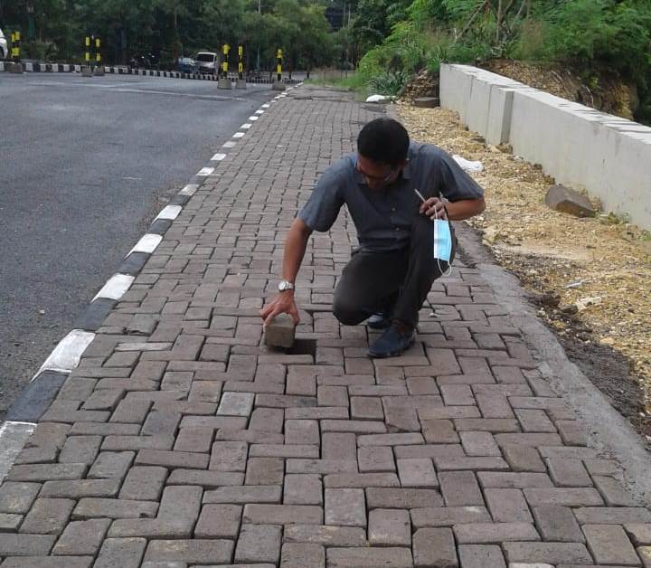 : Sekretaris Komisi III DPRD Gresik, Abdullah Hamdi saat melihat paving underpass  jalan  Dr Wahidin (Firman/ radar Gresik)