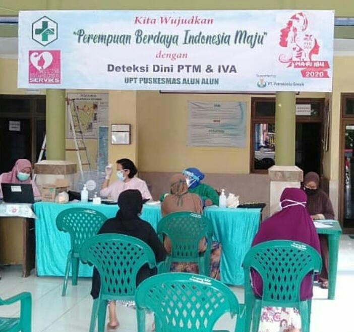 Tim puskesmas yang melakukan pemeriksaan di Kelurahan Pulopancikan dan Kelurahan Sidorukun. (ISTIMEWA/RADAR GRESIK)