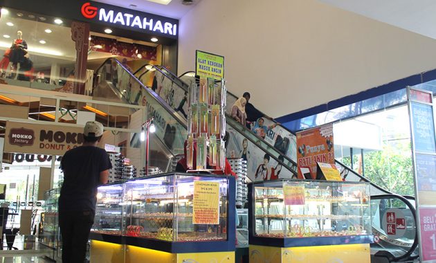 MERUGI: Matahari Plaza Gresik yang berada di Simpang Empat Sentolang ditutup akibat rugi.